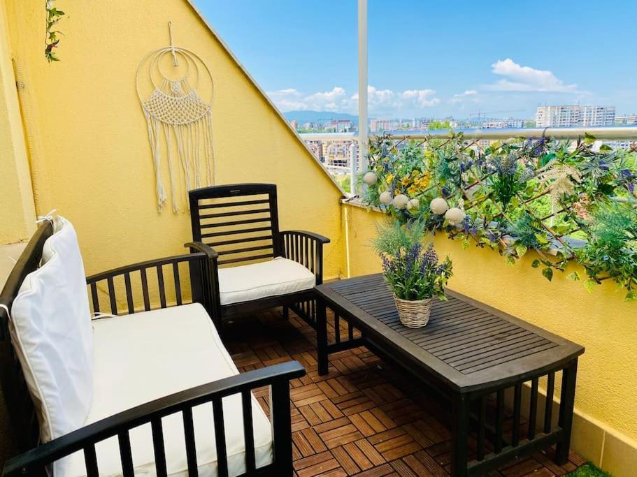 סופיה Stylish Magenta Apartment - Terrace & Free Parking מראה חיצוני תמונה